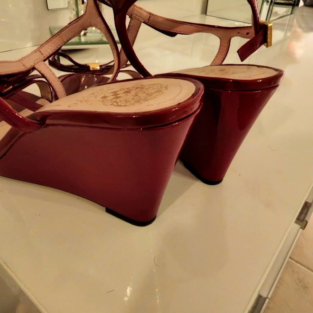 🌟NWOT Red Vince Camuto Patent Leather Strappy Wedge Sandals With Bow Size 9 🌟 - Picture 3 of 7